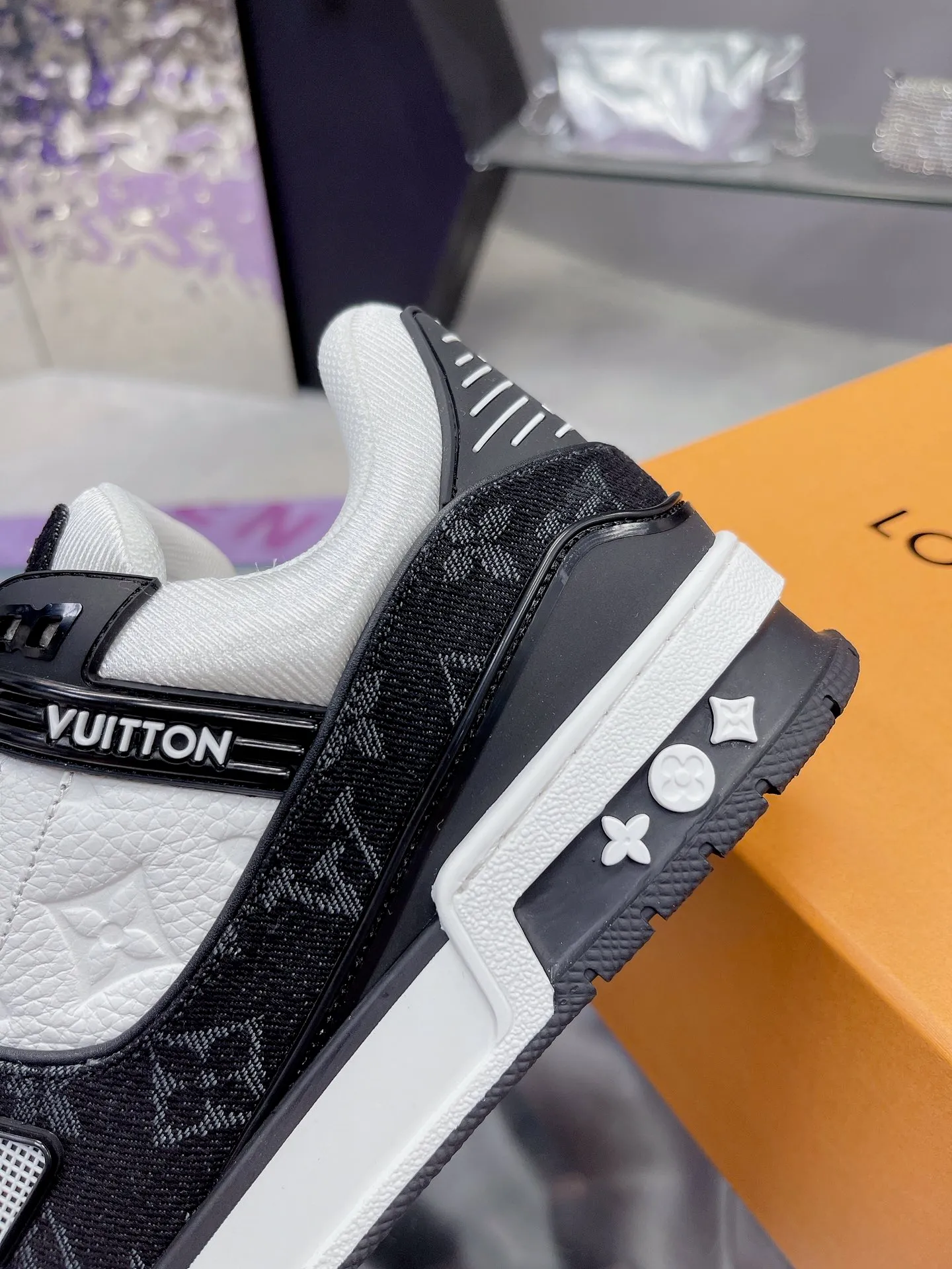 👟👟Ex-factory price 840👟👟 Original development, quality shipping, welcome to compare ❥❥❥❥❥❥LV Trainer Maxi sneakers series LV Trainer Maxi sneakers introduce the loose silhouette of the ready-to-wear series into the LV Trainer sneaker design written by Virgil Abloh, making an eye-catching appearance at the 2024 spring and summer men's wear show. The cow leather upper is combined with rough fabric laces, and colorful beading highlights the brand's classic elements. LV letters mark the tongue and Monogram floral outsole. Mixed materials Made of first-layer cowhide, wrapped in imported custom-printed denim, thick shoelace design, large Monogram print on the side, "lv 54" badges on the tongue and heel, rubber outsole decorated with Monogram flowers, mesh lining and cotton feet, the comfort is as extreme as ever, premium heritage, quality first, worth owning! Size: 35-40 for women, 39-44 for men (45 is custom-made and cannot be returned or exchanged) ♡Full set of packaging with original gift box